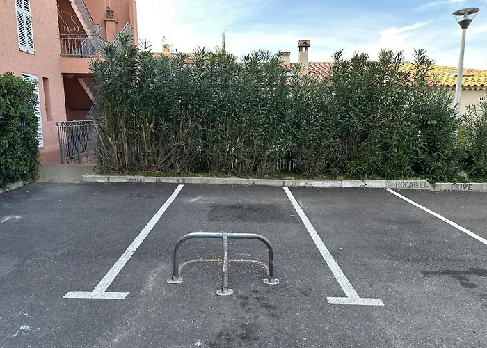 Superbe Emplacement , Terrasse Et Parking! *