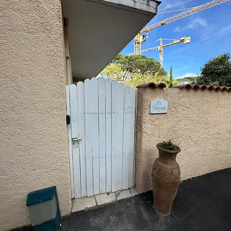 Superbe Emplacement , Terrasse Et Parking! アパート サントロペ